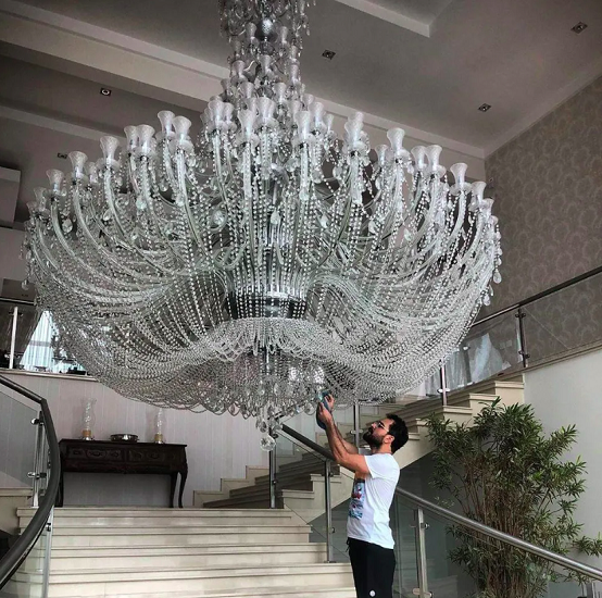Lustre gigante: O cantor sertanejo Luciano Camargo causou rebuliço nas redes quando apareceu dando uma limpadinha no lustre da sua casa. Dia de faxina em casa..., escreveu ele na legenda. Vários seguidores comentaram e fizeram piadas com o tamanho da peça.