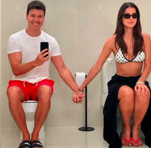 Aliás, Rodrigo Faro adora peculiaridades. Em outra oportunidade, ele apareceu de mãos dadas com a esposa, os dois sentados em vasos sanitários que estão no mesmo ambiente...