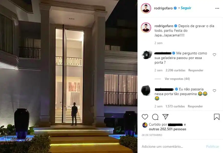 Antes, o apresentador também já tinha chocado a web com o tamanho da porta de entrada da sua mansão… 