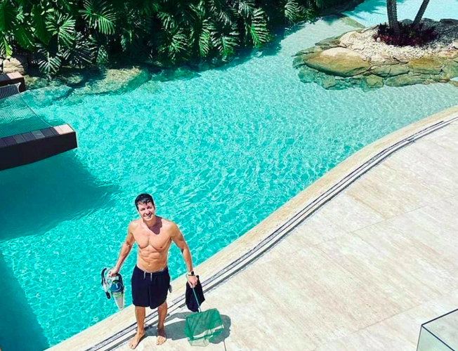 Na época, depois de receber muitas críticas nas redes, o apresentador desabafou: Ostentação? Não. Sou filho de professora, que ganhava salário de 1.500 reais. Criou a gente sozinha, sem meu pai (ele foi vítima de alcoolismo). Consegui construir o que construí sozinho. Isso é motivo de orgulho.