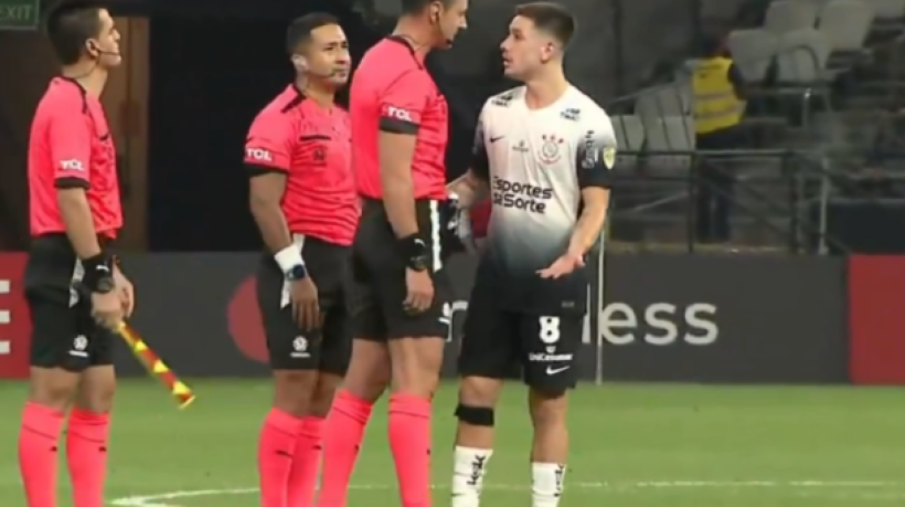 A cena também causou desconforto e impulsionou cobranças de torcedores nas redes sociais após a vitória corintiana na Libertadores