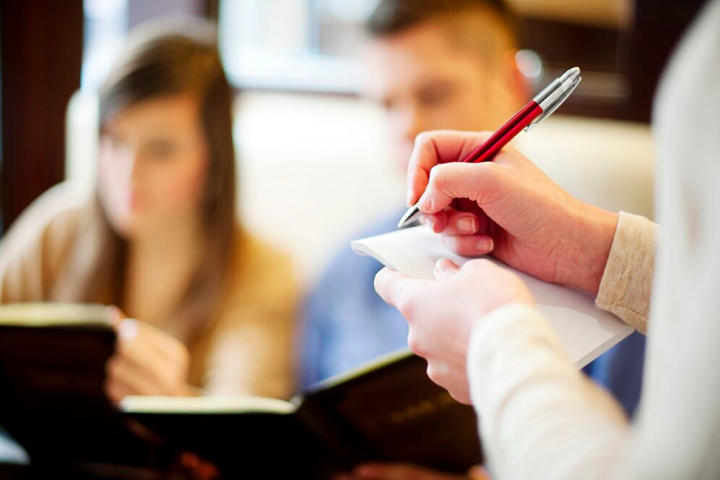 De acordo com a imprensa local, o noivo passou a ser fichado e procurado por insolvência fraudulenta.