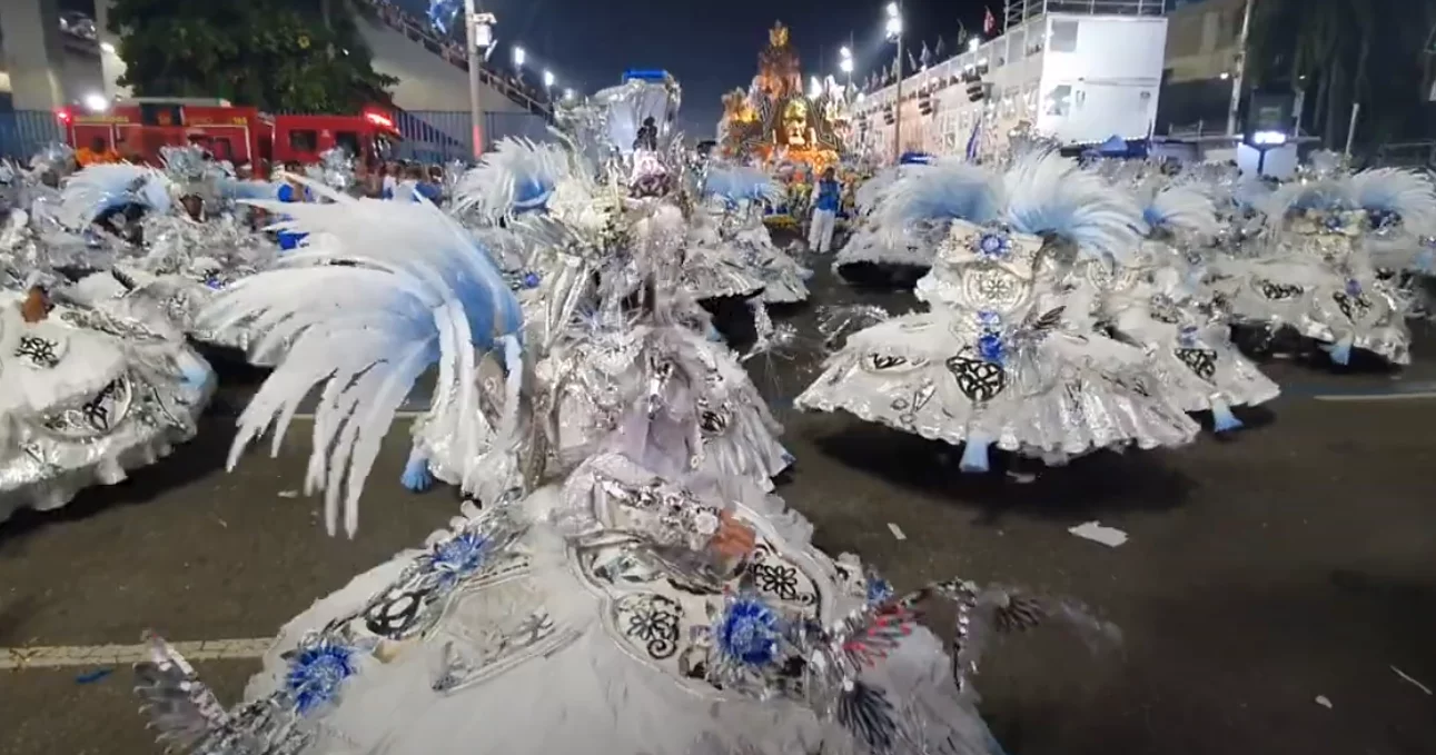 Elas são tão importantes que valem prêmio. Em 2024, a Ala das Baianas da Beija-Flor ganhou o Estandarte de Ouro do jornal O Globo.  Surgida na década de 30, já foi um quesito de julgamento valendo ponto nos desfiles. Deixou de ser, mas, mesmo sem contar pontos, a ala é obrigatória e deve ter pelo menos 70 componentes. Conheça essa história. 