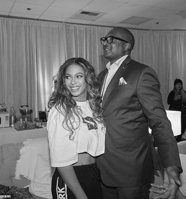 Em 2016, a cantora compartilhou uma foto ao lado de seu pai durante a turnê The Formation World Tour, sugerindo que eles tinham resolvido suas diferenças. No entanto, até hoje ele não retomou o papel de empresário na carreira da diva do pop…