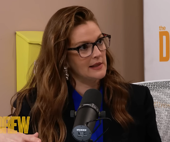 No primeiro episódio de seu podcast, o Drew's News, a atriz chegou a dizer que a mãe a proibia de comer doces, mas “maconha e álcool era tudo bem”.