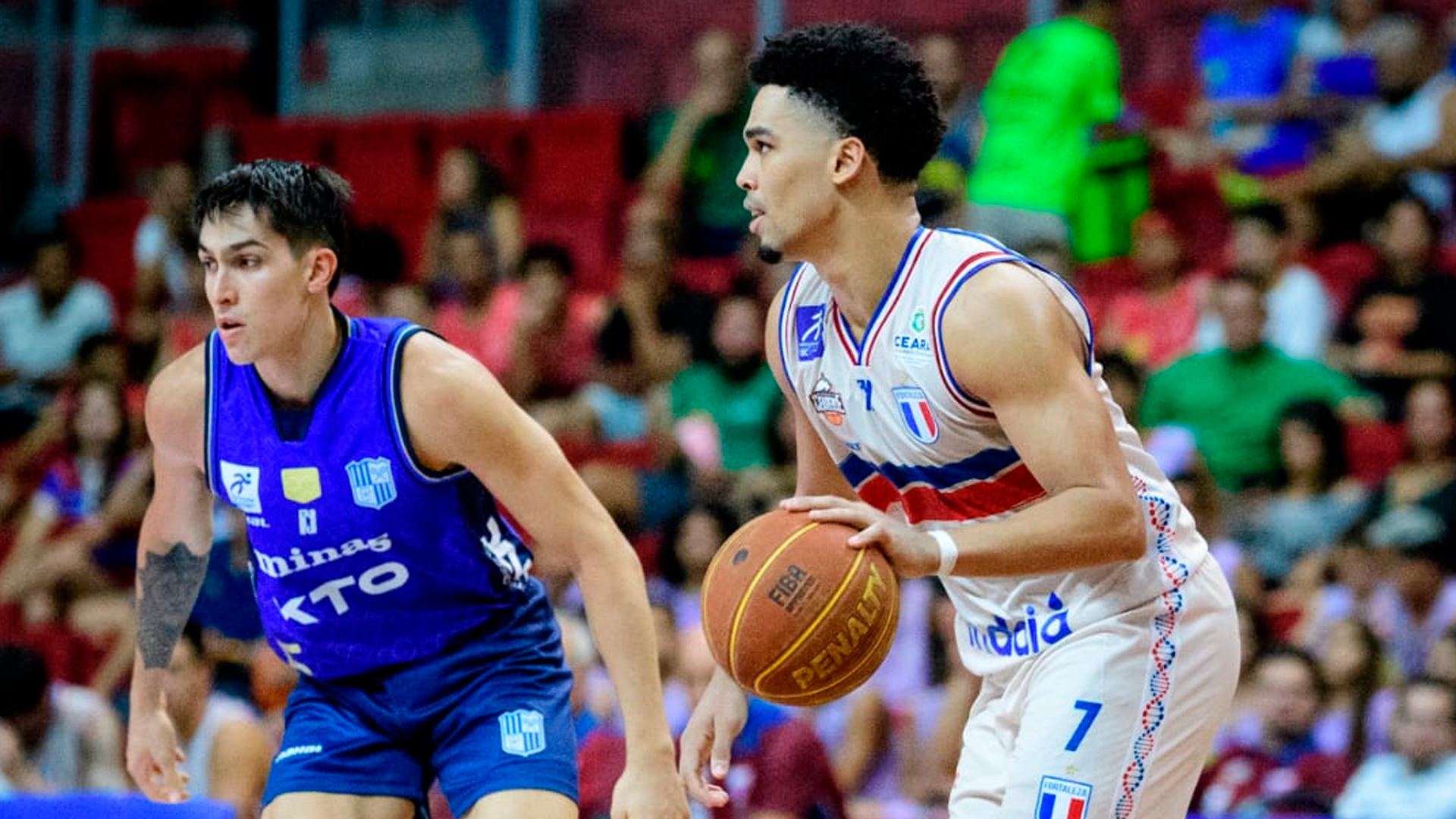 Cassiano conduzindo a bola pelo Carcalaion (Foto: Carlos Roosewelt/FBC)