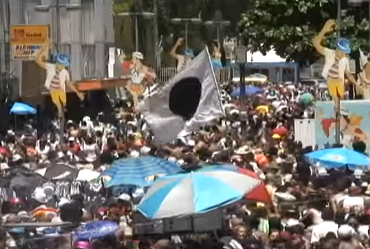 O hino do Cordão do Bola Preta, intitulado Quem não chora não mama, foi composto por Vicente Paiva e Nelson Barbosa. A música é uma parte essencial da atmosfera animada do bloco.