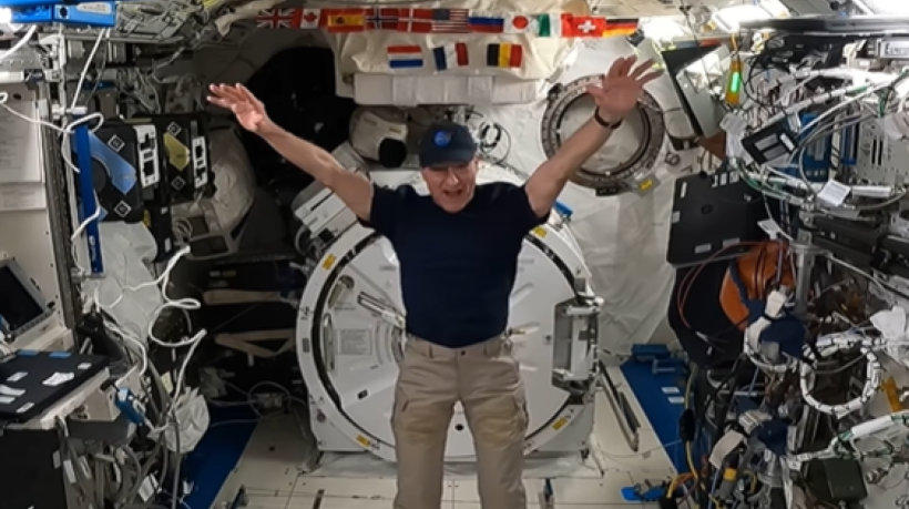 Astronauta faz desafio de vestir calças apenas com a gravidade