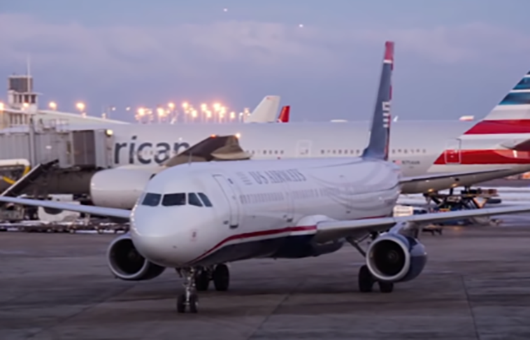  O voo doméstico iria de Nova York para o Aeroporto Internacional de Charlotte/Douglas, na Carolina do Norte, com escala em Washington. 