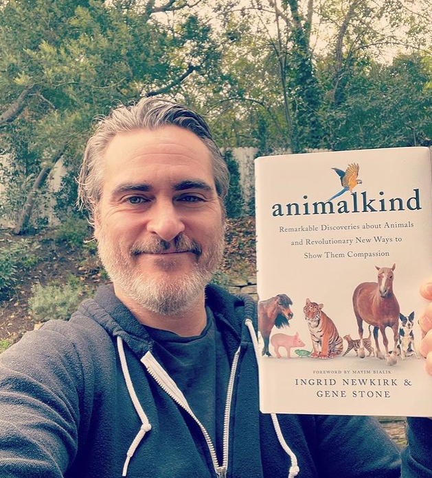 Joaquin Phoenix - O ator, que conquistou o Oscar de 2020 por Coringa, acredita que o consumo de animais revela o caráter egocêntrico dos homens, que sacrificam outras espécies. 