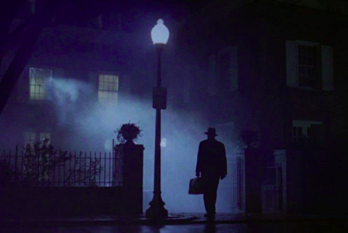 Durante as filmagens de “O Exorcista”, ocorreram vários incidentes, como incêndios em locações, a morte de um membro da equipe e problemas de saúde que afetaram envolvidos na gravação, criando uma teoria de uma possível maldição em torno do filme.