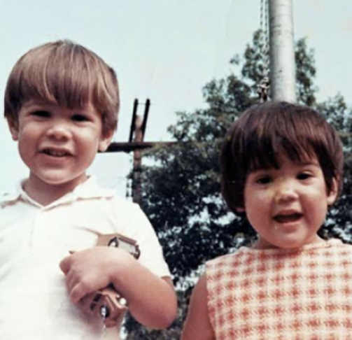 Sensibilizado com a luta de Kim (na foto, com ele, na infância), Keanu criou uma fundação para financiar pesquisas sobre câncer e auxiliar pessoas doentes. 