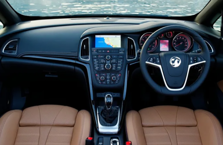 A mão inglesa é a invertida. O volante fica no lado direito do veículo e o motorista precisa seguir pelo lado esquerdo das ruas. 