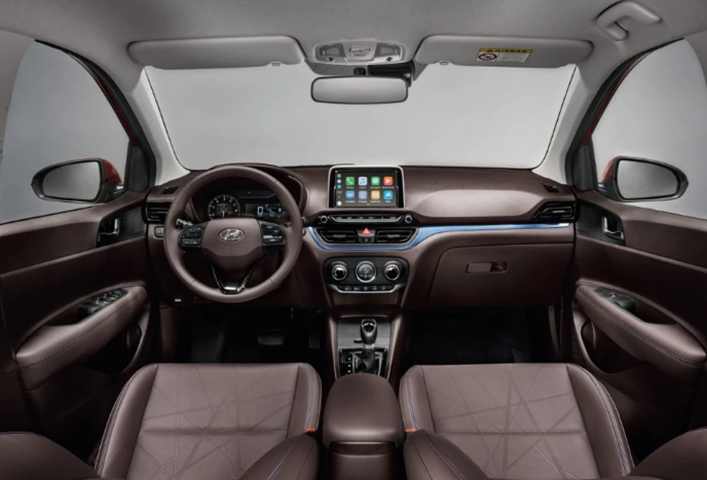 E o volante fica no lado esquerdo do carro. As ultrapassagens são feitas pela esquerda. 