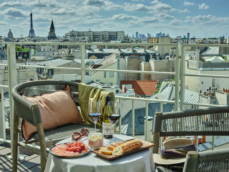 O luxo é tanto que o saguão é perfumado por um perfumista francês famoso e conta com pisos de madeira queimada. Quer uma visitinha? Cada quarto duplo custa a partir de 386 dólares.