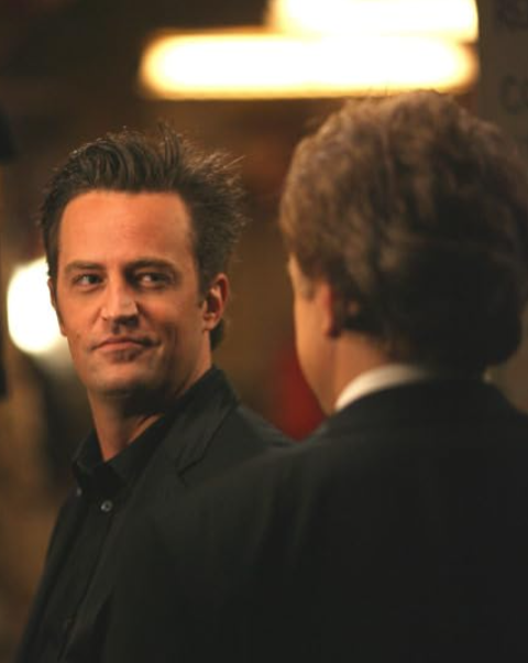 Matthew Perry também tinha cidadania canadense e foi criado pela mãe na cidade de Ottawa, no Canadá. Ele tinha 1 ano quando os pais se divorciaram . 