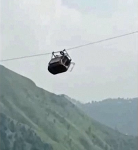 No dia 22/8, devido à falta de visibilidade, as autoridades decidiram interromper temporariamente as operações de resgate por helicóptero -- são oito horas a mais em relação ao Brasil.