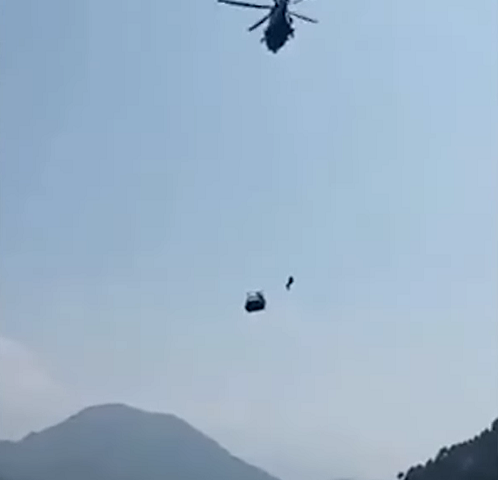 Na primeira tentativa, eles começaram a içar uma das crianças, mas interromperam a ação devido ao risco de desestabilização da cabine do teleférico.