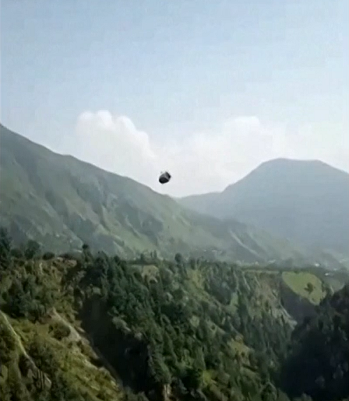 Os alunos e o professor responsável pelo passeio ficaram dentro da cabine suspensa a 274 metros de altura.