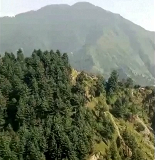 Um oficial disse que a escuridão e o mau tempo estavam tornando a situação mais arriscada, e a cabine do teleférico começava a vibrar quando o helicóptero se aproximava.