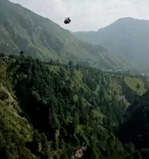 Em contato por telefone com uma TV local, o professor implorou por pressa: “nossa situação é precária, pelo amor de Deus, faça alguma coisa”. Ele disse que os alunos nem sequer tinham água potável na cabine.