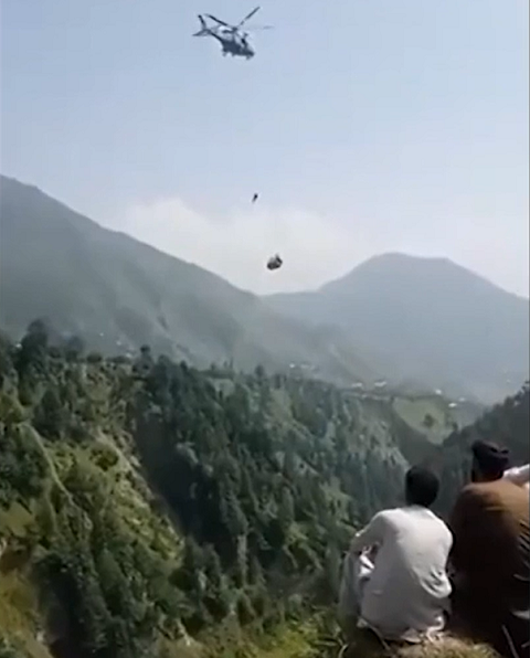 A equipe militar encarregada da operação tentou salvar os passageiros em pelo menos quatro ocasiões, porém sem sucesso. 