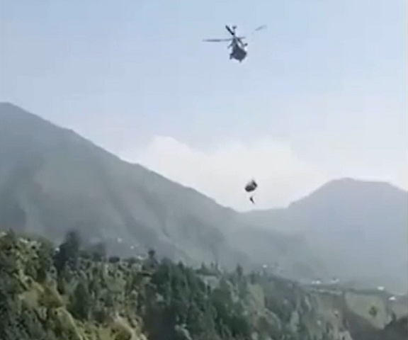 Segundo o agente de resgate Shariq Riaz Khattak, uma das crianças chegou a desmaiar por conta do medo e do calor.