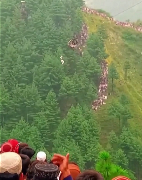 Um resgate dramatico ficou na memória de quem frequenta um teleférico no Paquistão.  Após 15 horas de esforço, socorristas resgataram 1 adulto e 7 crianças  O FLIPAR mostrou essa situação e relembra o caso para quem não viu. 