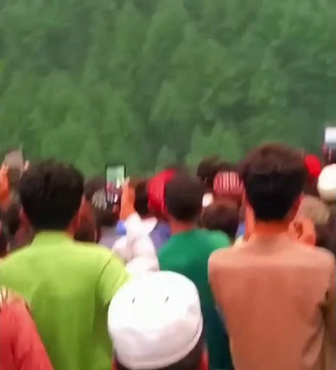 A comoção foi grande e centenas de aldeões se aglomeraram próximo a uma encosta montanhosa para acompanhar o resgate.