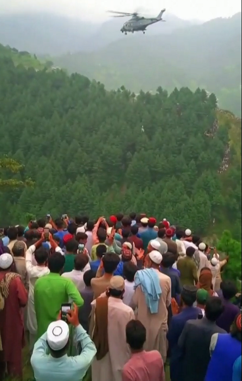 “Também instruí as autoridades a realizar inspeções de segurança de todos esses teleféricos privados e garantir que sejam seguros para operar e usar”, escreveu Kakar no Twitter.