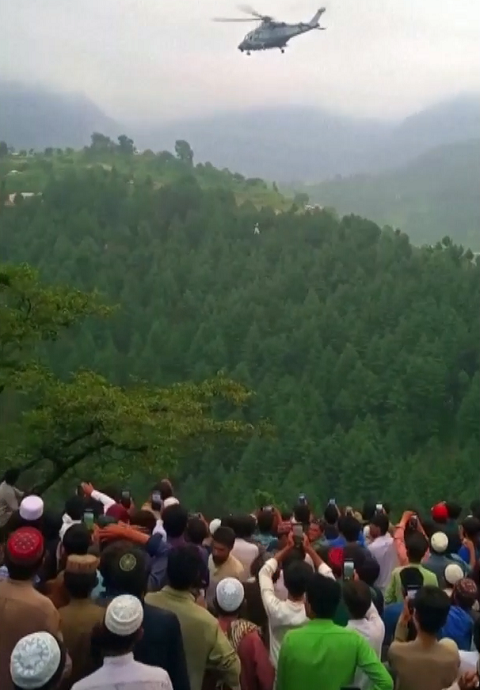 Fornecemos refeições e água para os alunos presos e estamos pensando em outras opções de resgate, disse Sonia Shamroz, uma das coordenadoras da operação.