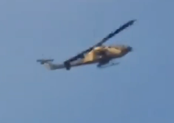 Dois helicópteros do exército paquistanês participaram da operação.Os socorristas conseguiram entregar remédios para enjoo e medicamentos para o coração.