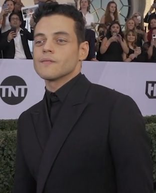 Para compor a figura de Mercury, Rami Malek fez aulas com uma treinadora de movimentos. Ele ensaiou trejeitos, viradas de corpo no palco, maneira de pegar o microfone. No ponto alto do filme - reconstituição do show no Rock in Rio (1985) - percebe-se que o aprendizado deu certo. As cenas estão muito parecidas com as reais.   