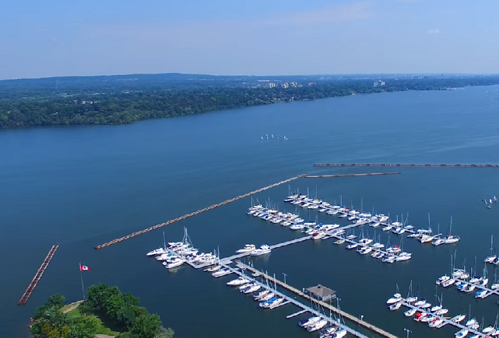 Hamilton – Ontário, 550 mil habitantes. Hamilton é uma cidade industrial que também oferece belas paisagens naturais. Visite a Dundurn Castle, o Royal Botanical Gardens e as cachoeiras de Hamilton.

