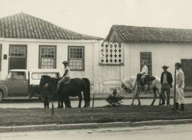 O pedágio existe no Brasil desde o século 18, quando a Coroa Portuguesa decidiu que a Rota dos Tropeiros só poderia ser aberta se desse lucro. 