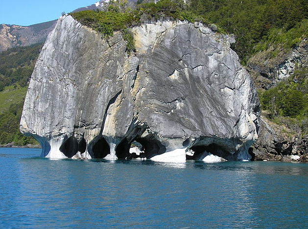 Catedral de Mármore – Chile - O nome se refere ao formato resultante da erosão de falésias de carbonato de cálcio, cujo efeito causa encantamento. 