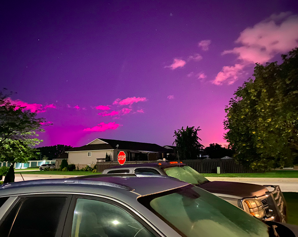 Os habitantes de Vancouver, no Canadá, ficaram intrigados com um fenômeno na madrugada de 6/11/2023.  Diversos moradores relataram ter visto um pedaço do céu ficar cor-de-rosa.