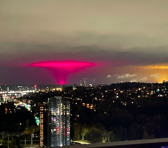 Diversos moradores capturaram imagens do céu rosa e compartilharam os vídeos nas redes sociais, atraindo a atenção de internautas pelo mundo. 