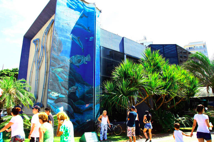 Aquário Municipal de Santos (SP): Inaugurado em 1945, esse foi o primeiro aquário do Brasil. Com mais de 120 espécies diferentes e cerca de mil animais, o local é líder em iniciativas de preservação marinha e cuidados com animais do oceano, além de receber quase meio milhão de visitantes por ano!