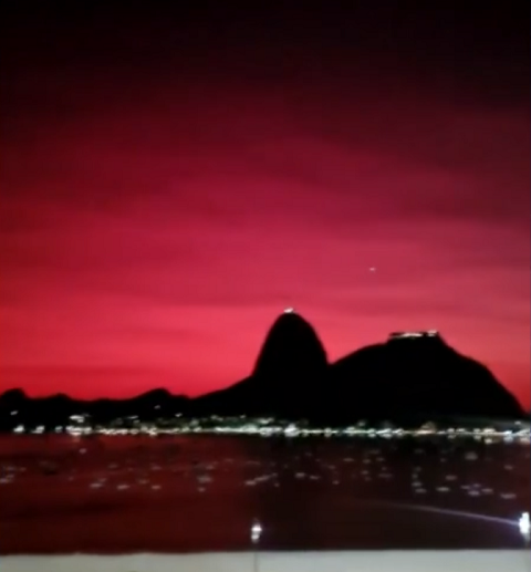 Quando essas partículas interagem com a luz solar durante o nascer ou o pôr do sol, é isso que cria o efeito avermelhado.