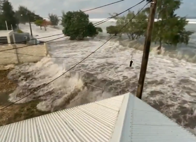 No dia 15 de janeiro, uma erupção vulcânica provocou ondas gigantes em todo o Oceano Pacífico, resultando morte de pelo menos cinco pessoas.
