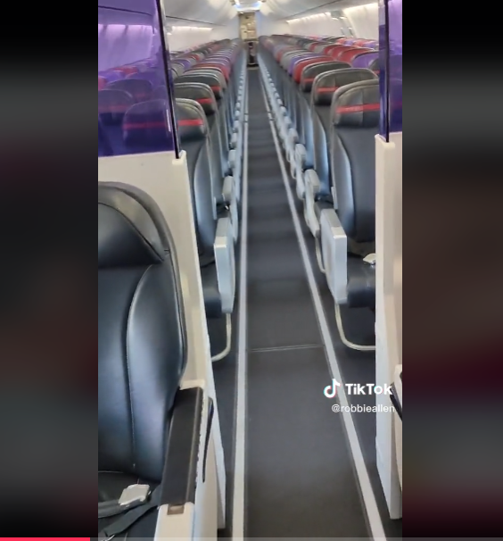 Mas o susto maior foi mesmo ao entrar no avião e perceber que era o único passageiro. Foi assustador no começo, mas depois incrível, escreveu na legenda da postagem. 