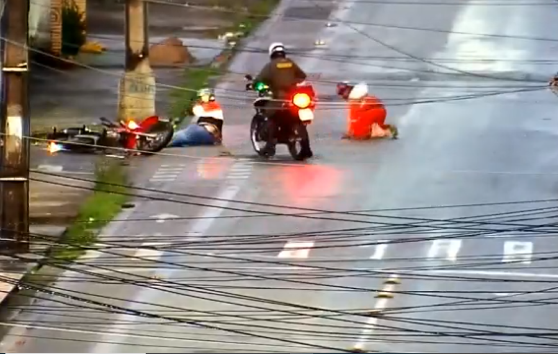 Condutor perdeu o controle da moto e os suspeitos caíram