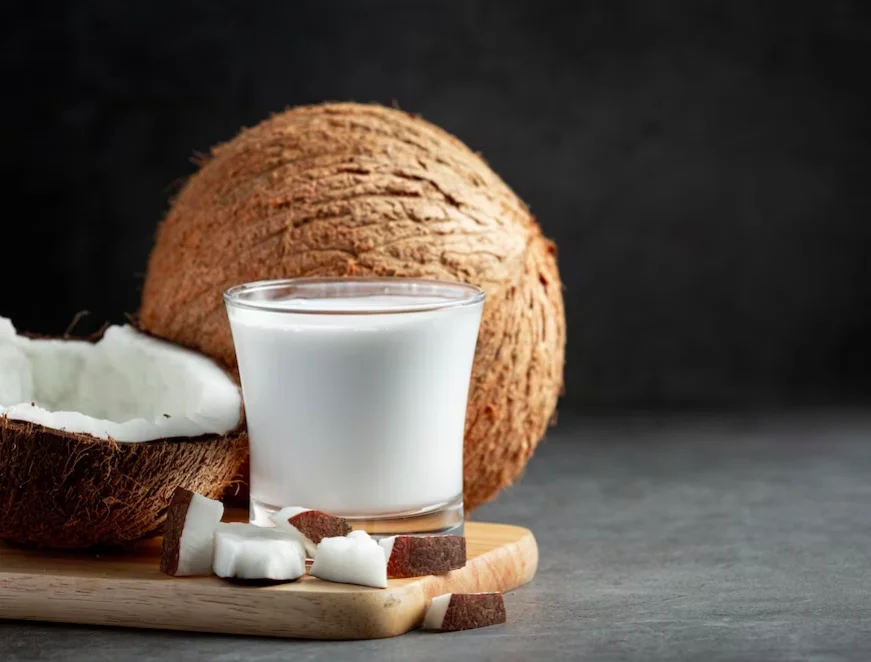 Essa alternativa é boa para quem tem intolerância à lactose, oferecendo uma abundância de nutrientes que favorecem a estabilidade do sistema imunológico e a regulação dos níveis de lipídios no sangue. 
