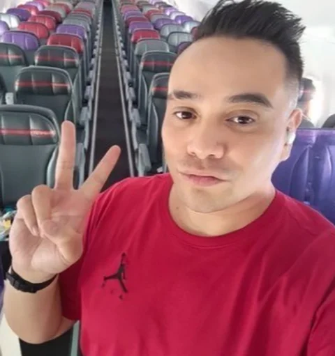 Ao perceber que não havia mais ninguém a bordo, a primeira coisa foi fazer uma selfie mostrando os assentos vazios ao fundo e dando aquele sinal de que estava tudo ótimo. 