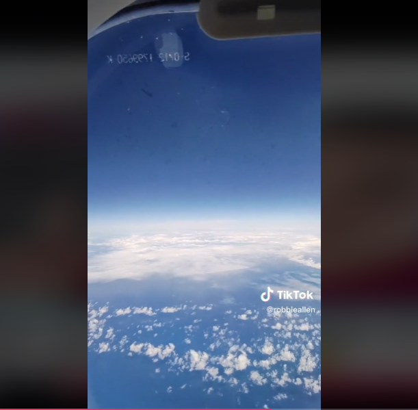 Robbie tinha todas as janelas a seu dispor para ver a paisagem. E até o piloto apareceu para saudá-lo e bater um papinho.