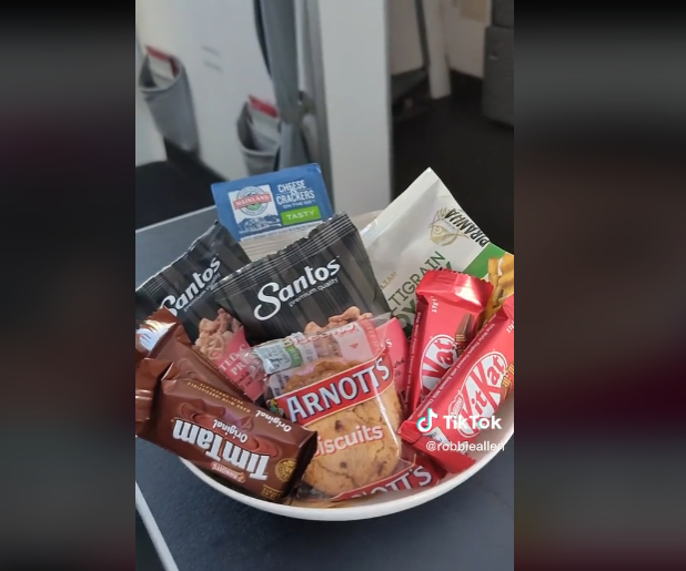 Robbie foi brindado com mais bebidas e quitutes do que seria o normal ao longo da viagem. E ele recebeu uma tigela repleta de guloseimas.