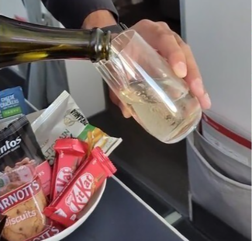 Comida farta e variada. A hora que quisesse. Carne ou pasta? Manda os dois. Mordomia total! E rolou até um vinho Prosecco. Saúde!