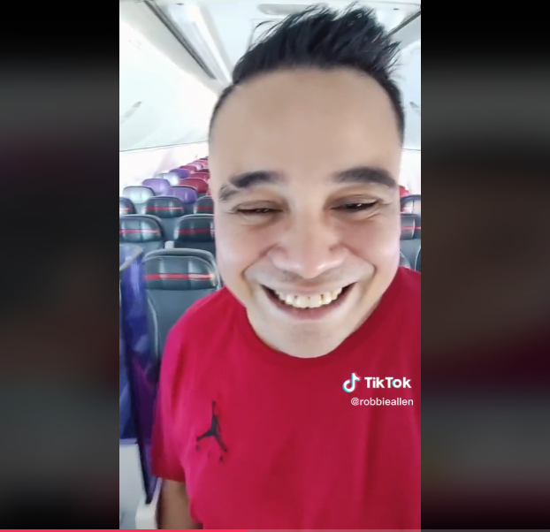 Só queria não ter pagado pela classe executiva, disse, destacando que, com o avião vazio, os comissários costumam deixar que o passageiro migre de uma classe para outra. 