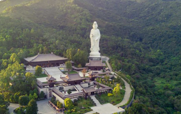 Guan Yin (Hong Kong) - 76m - A estátua feita de bronze, pintada com uma tinta branca autolimpante de fluorocarbono, fica ao lado do mosteiro Tsz Shan. 